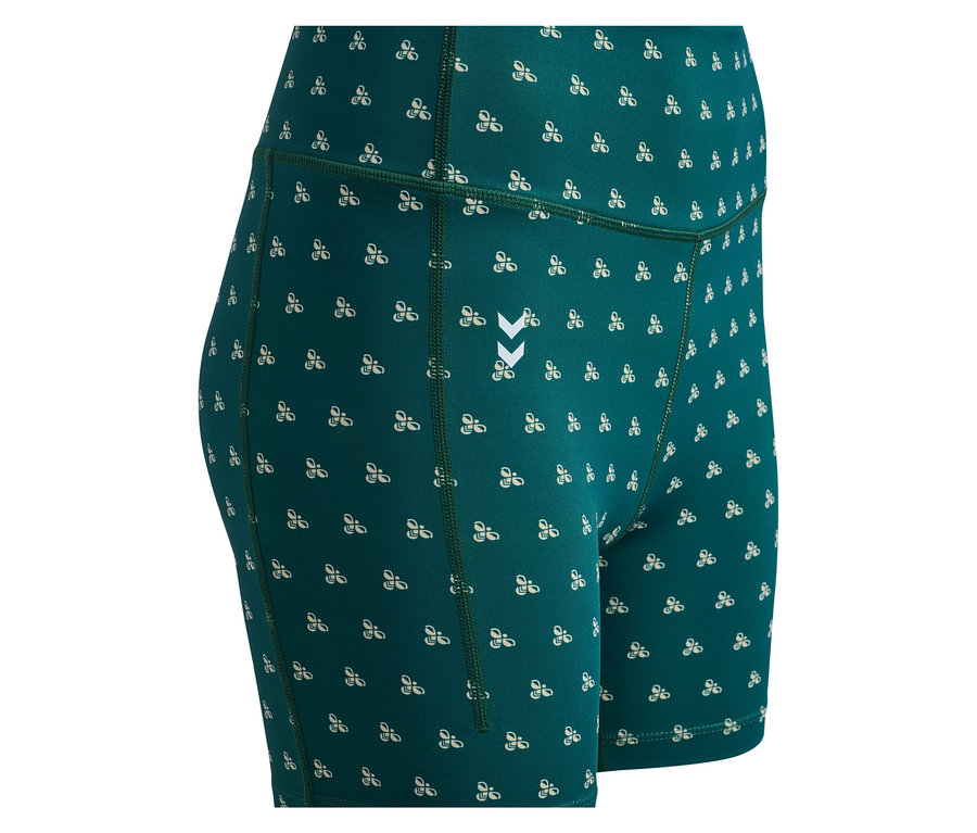 Nahaufnahme der HUMMEL Damen-Short-Tights in Grün mit weißem Muster und Logo.