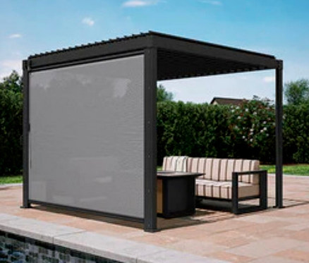 Leco Lamellenpergola 360 x 300 cm mit Rollo und Sitzgruppe auf einer Terrasse.