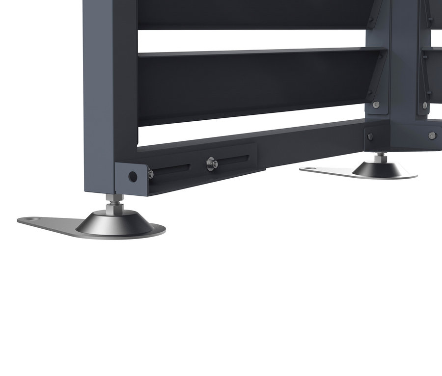 Detailansicht eines grauen Metallregals mit silbernen Nivellierfüßen.