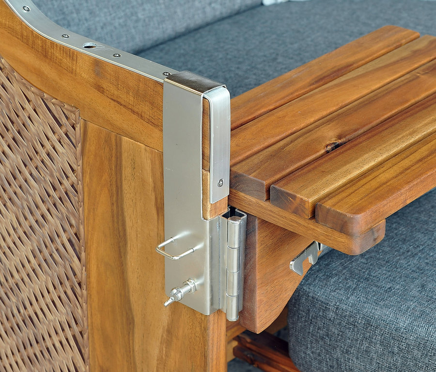 Detailansicht eines DeVries Strandkorbs, Akazie, XL, mit Holztisch und geflochtener Seite.