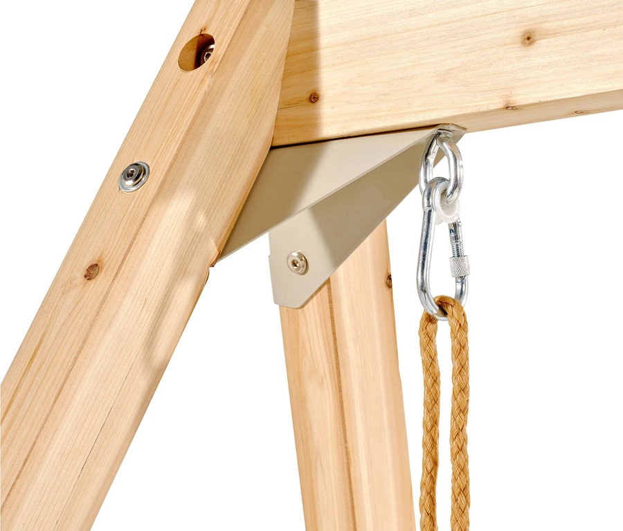 Nahaufnahme eines hellbraunen Holzschaukelrahmens mit Metallhalterung und einem Seil, das an einem Karabinerhaken befestigt ist.