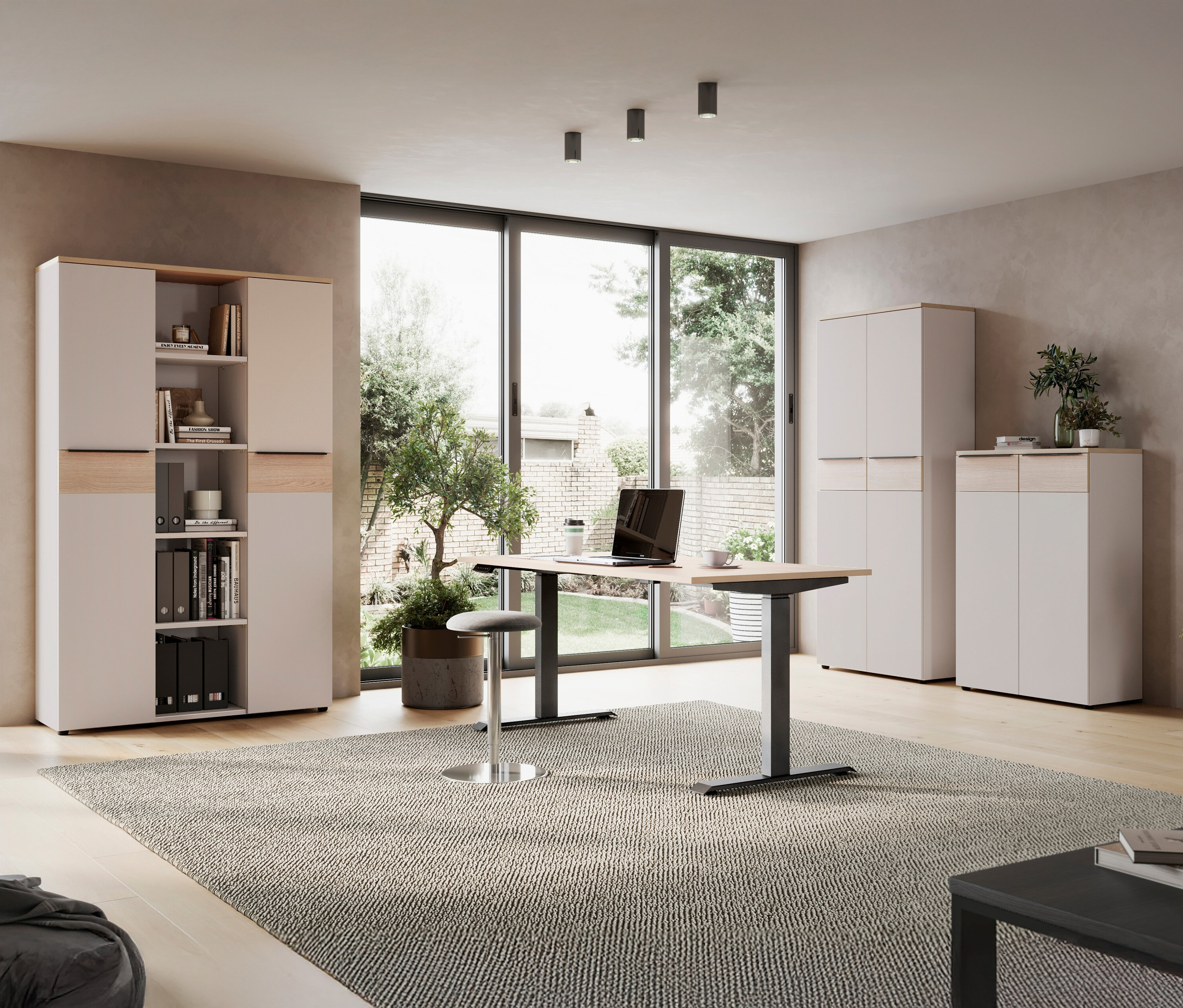 Ein höhenverstellbarer Schreibtisch »Oviedo« steht in einem hellen Raum mit Büromöbeln und einem großen Fenster.