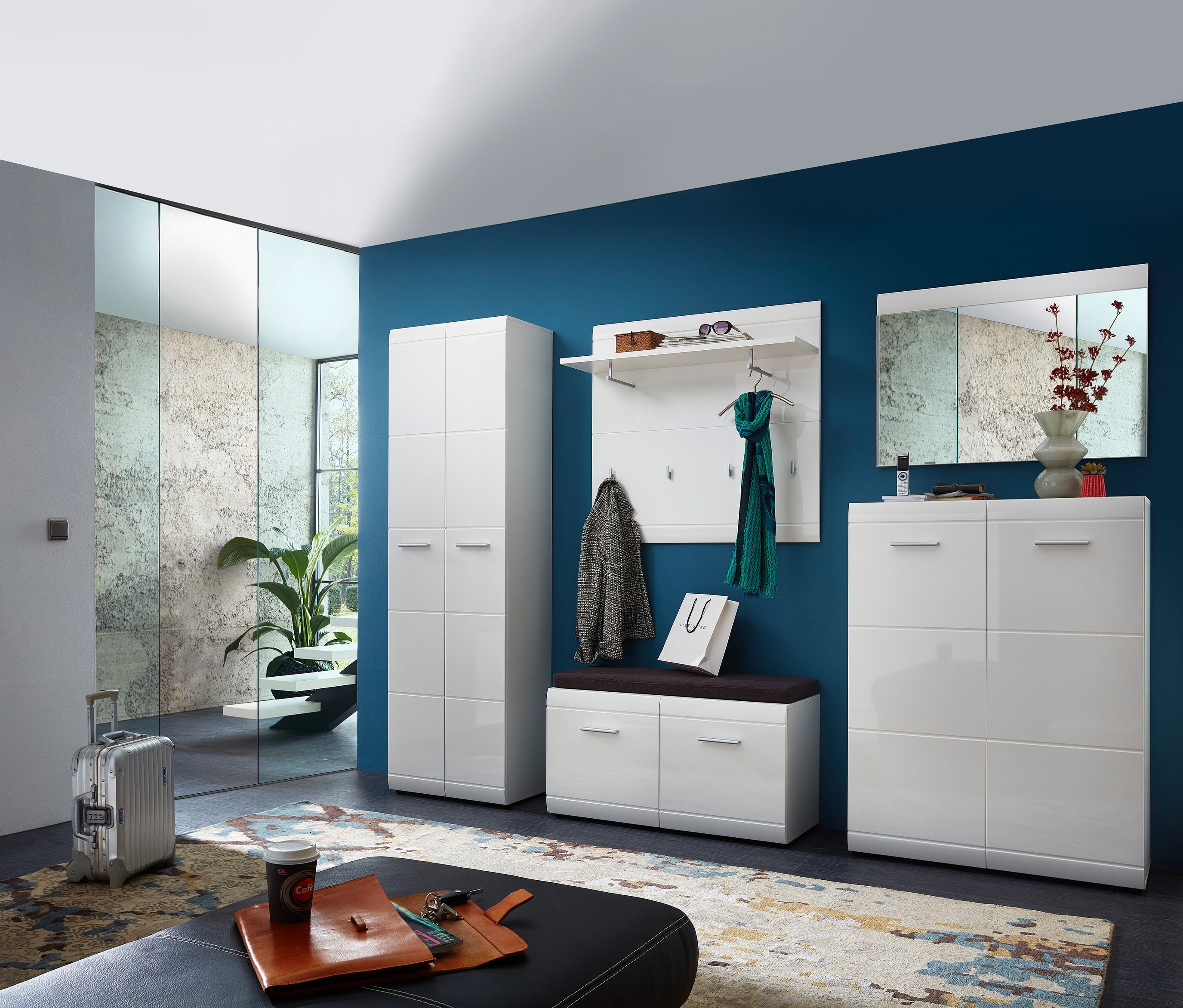 Eingangsbereich mit weißem Schuhschrank, Garderobe und einem kleinen Spiegel »ADANA«.