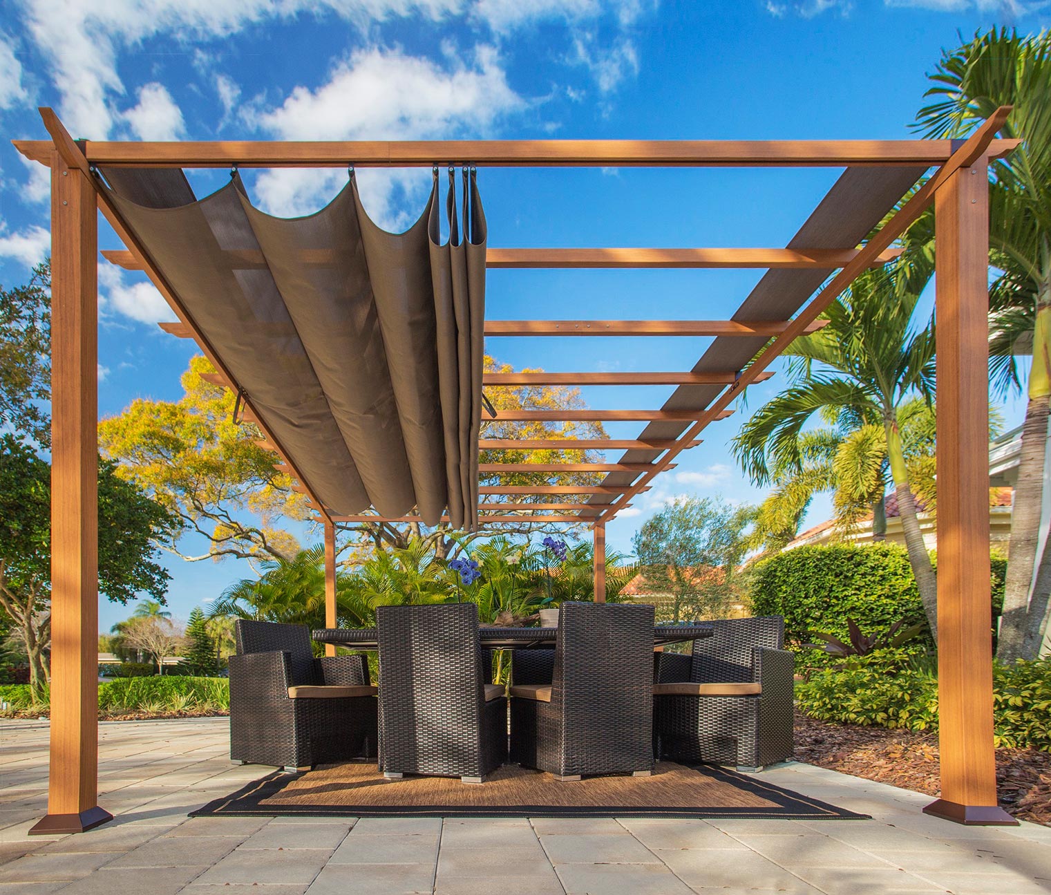 ParagonAluminiumPergola in Holzoptik, mit verstellbarem Sonnensegel