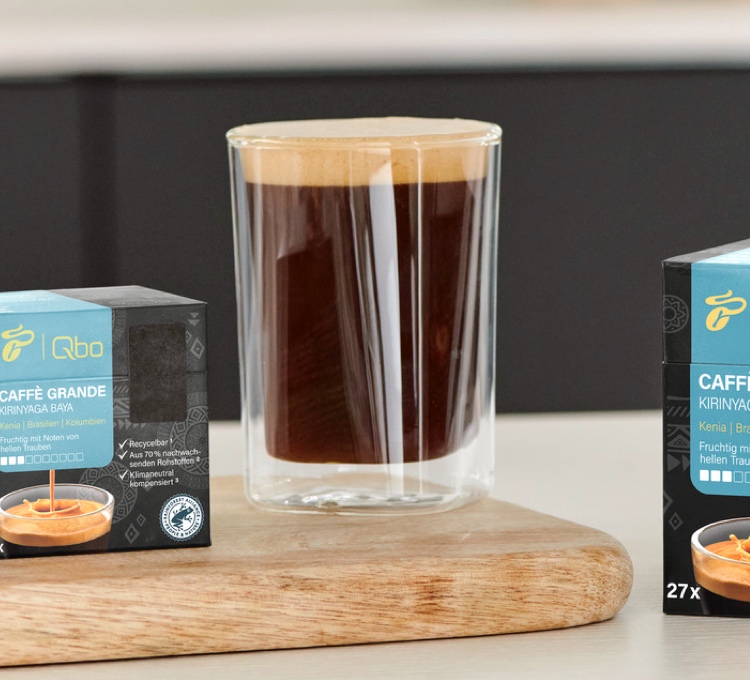 Stimmungsvolles Bild von einem Glas Caffe Grande