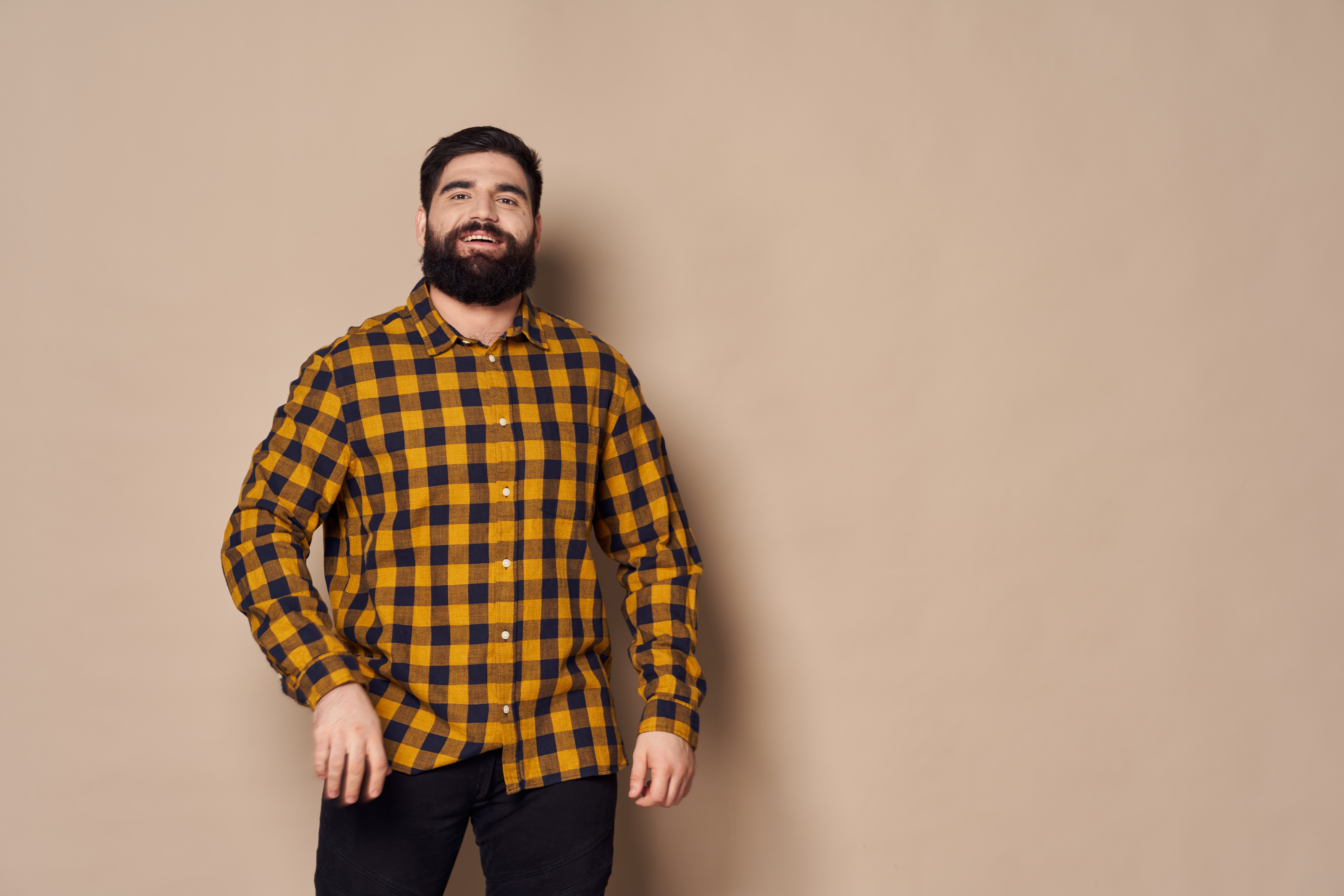 Mann mit einem legeren Freizeit-Dress mit Karohemd.