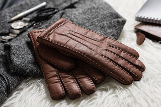 Hochwertige Herren-Accessoires bei Tchibo: Nahaufnahme von Herren-Lederhandschuhen.