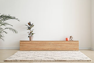Eins stylischer heller Teppich mit Rautenmuster liegt in einem modern eingerichteten Wohnzimmer.
