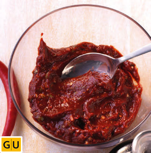 Rote Honig-Marinade in Glasschale.