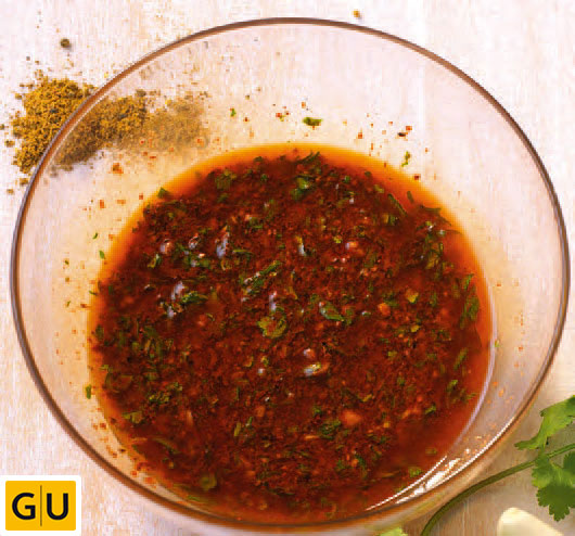 Rote Orient-Marinade in Glasschale.