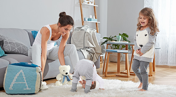 Das sind die Wohlfühlmomente mit der Familie. Hygge als Mutter mit kleinen Kindern. Spielen im Wohnzimmer.