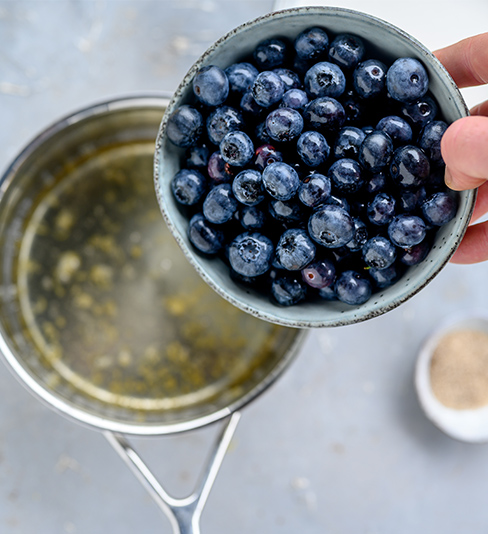 Zubereitung des Blaubeer-Zitronen-Eis