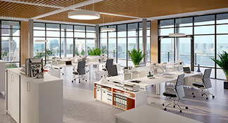 Büro stilvoll einrichten: Ein lichtdurchflutetes Büro mit mehreren Arbeitsplätzen und Stauraum für Aktenordner.