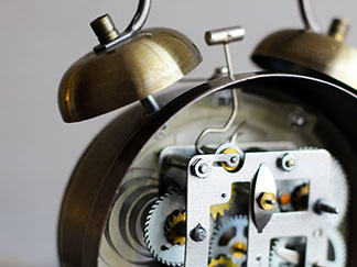 Wecker-Check: Blick in das Uhrwerk eines analogen Weckers