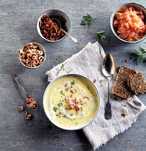 SCHWEDISCHE KARTOFFELSUPPE MIT SPECK, LACHS UND GARNELEN