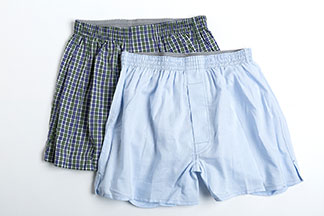 Herren-Unterwäsche für Ihre Vorlieben: Zwei weite Boxershorts sind zu sehen. Eine in hellblau, eine blau-weiß-kariert.