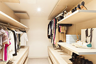 Leicht Handhabung bei Ihrer Schranklampe: Ein begehbarer Kleiderschrank mit einer zentralen Lampe an der Decke.