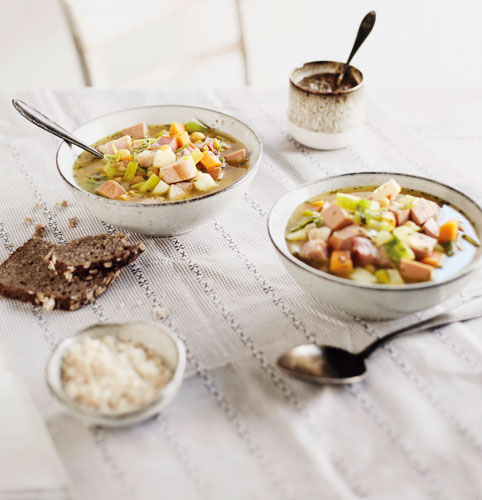 Gelbe Erbsensuppe mit Schweinefleisch