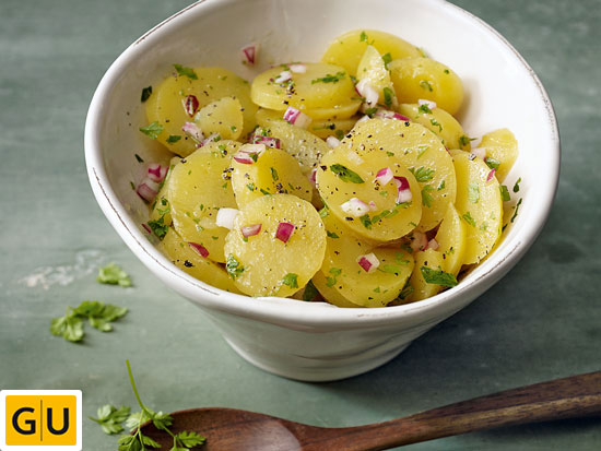 Kartoffelsalat in weißer Porzellanschale
