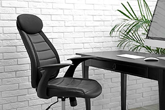 Gutes Sitzen am Arbeitsplatz: Ein hoher schwarzer Sessel steht vor einem schwarzen Schreibtisch mit einem Monitor und Tastatur.