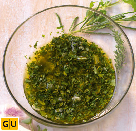 Grüne Mediterrane Marinade in Glasschale