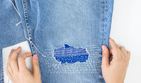 Weiße Linien und Nähte auf einer Jeans