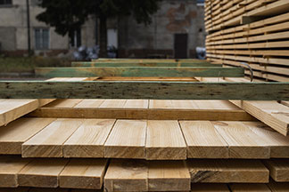 Stapel von Holzbrettern in der Sägemühle sind das Grundmaterial vieler Stühle.