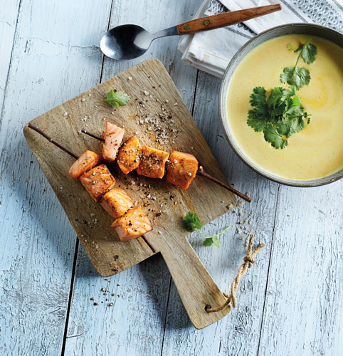 Kürbissuppe mit Orangen-Curry und Lachsspiessen