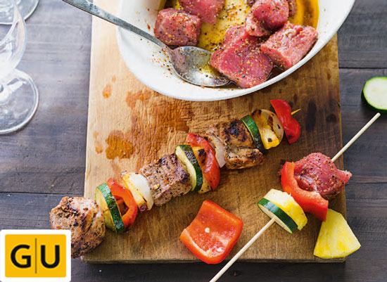 Grillspieße mit Schweinefilet, roter Paprika, Zucchini, Ananas und Zwiebeln.