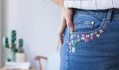 Bestickte Jeans mit Kaktus und Blüten