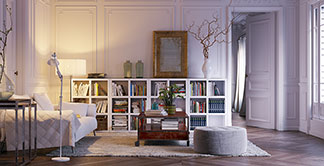 Funktionaler Eyecatcher: Ein graues Sideboard mit verschiedenen Dekoelementen darauf.