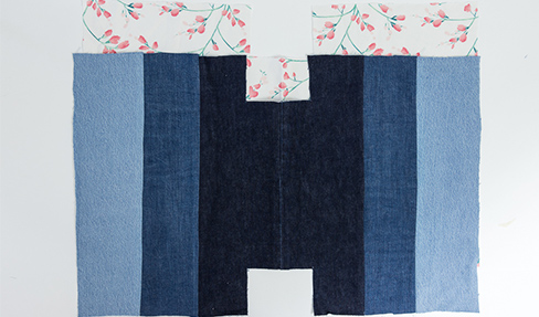 Miteinander verbundene blaue Jeansstoffreste