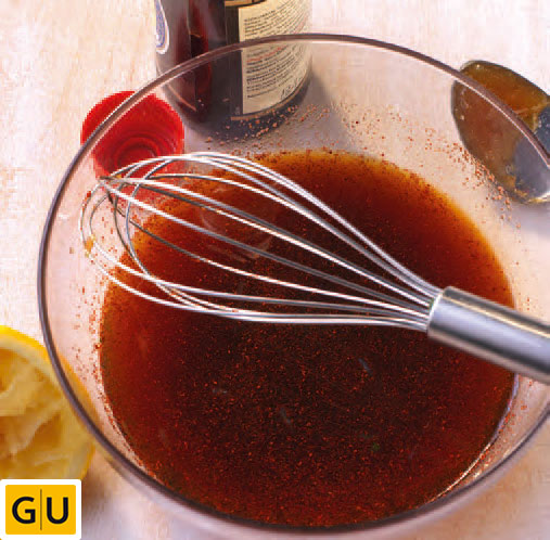 Rote Tomaten-Marinade in Glasschale