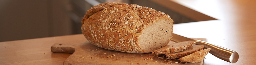Angeschnittenes Brot auf einem Holzbrett