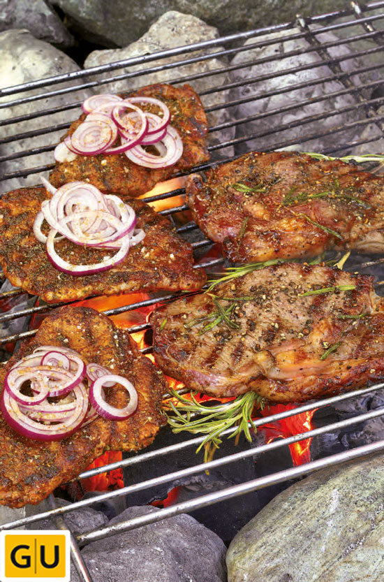 Rindersteaks mit Pfeffer und Rosmarin auf einem Grill.