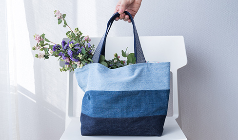 Eine Tasche aus drei verschiedenen blauen Jeansstoffen