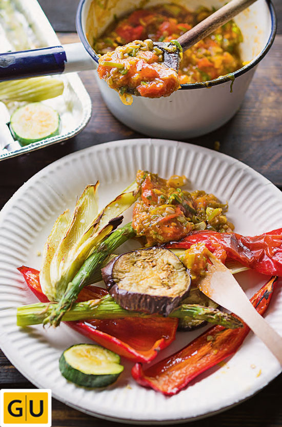 Grillgemüse aus Spargel, Aubergine, Zucchini und Paprika mit Tomatenconfit auf einem Pappteller angerichtet.