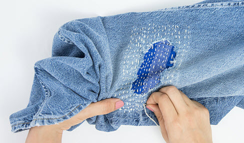 Weiße Nähte auf einer Jeans