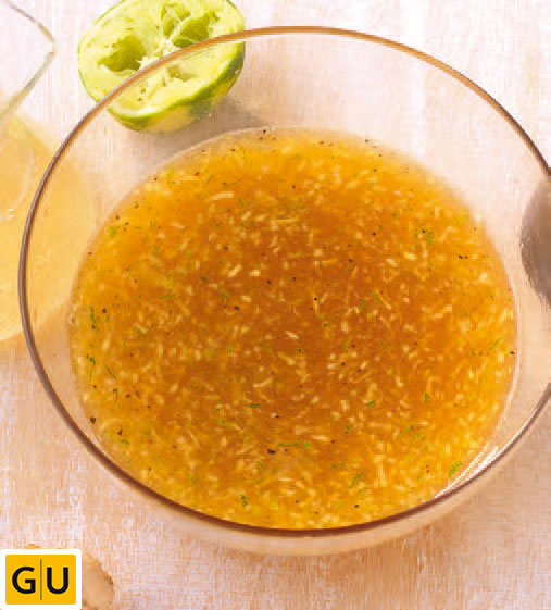 Gelbe Basilikum-Senf-Marinade in Glasschale.