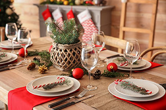 Deko auf dem Esstisch: Ein weihnachtlich dekorierter Esstisch mit kleinen Tannenzweigen.