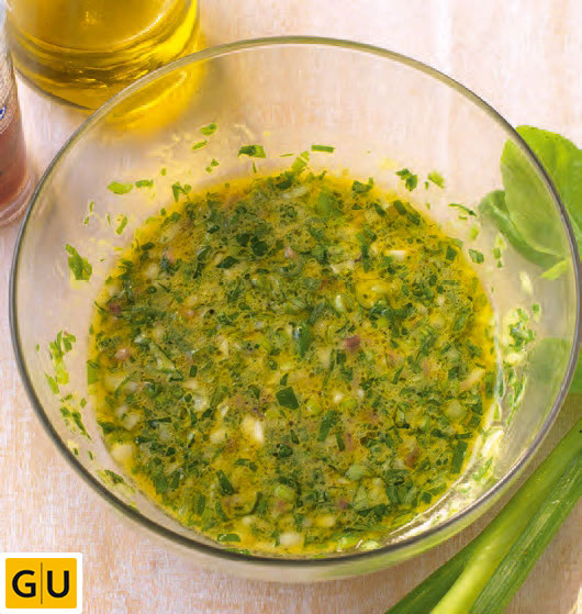Gelbe Apfel-Ingwer-Marinade in Glasschale.
