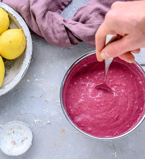 Zubereitung des Blaubeer-Zitronen-Eis