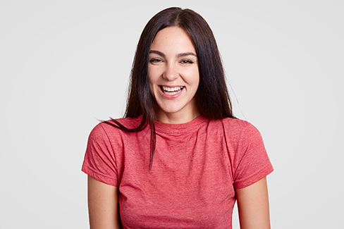 Bei einer großen Oberweite bieten sich Shirts mit V-Ausschnitt an.