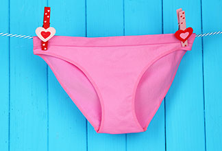 Badeanzüge und Bikinis sollten maximal bei 30 Grad in die Waschmaschine. Am besten waschen Sie Ihre Badebekleidung allerdings so selten wie möglich.