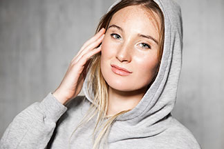 Eine schwarze Sweatshirt-Jacke ist ein nützlicher Begleiter in allen Lagen des Lebens.
