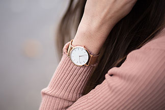 Besonders elegant: wenn Schmuck und Uhr optisch zusammenpassen.