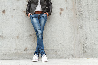 Straight-Cut-Jeans bilden mit Sneakers und Sweatshirt einen coolen Look.
