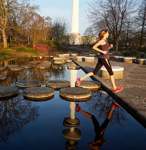 Ein Joggerin im Park Planten un Blomen