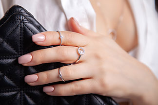 Sterling-Silber, auch “925er” genannt, ist ein beliebtes Edelmetall für Schmuck.