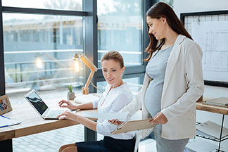 Schick im Büro während der Schwangerschaft mit Business-Umstandsmode.